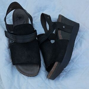 Nwot OTBT 9.5 Leather Wedge Sandals